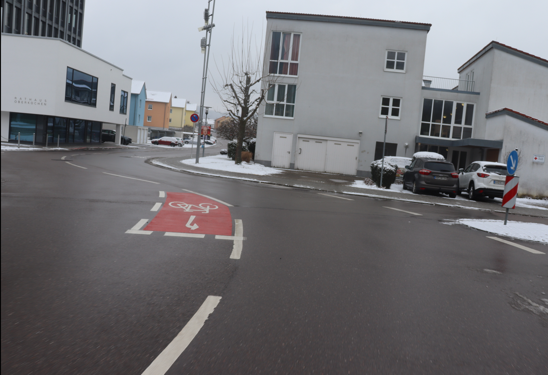 Jenaer Straße vor Rathaus mit Linksabbiegeaufstellmöglichkeit Radverkehr