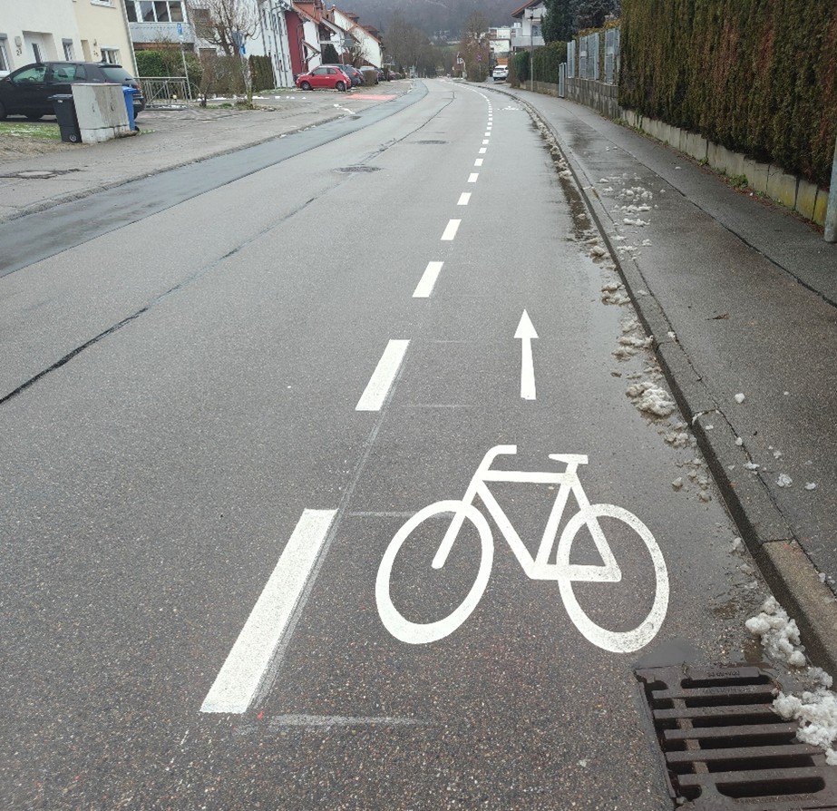 Maßnahme aus dem Radverkehrskonzept Oberkochen, einseitiger Schutzstreifen bergauf