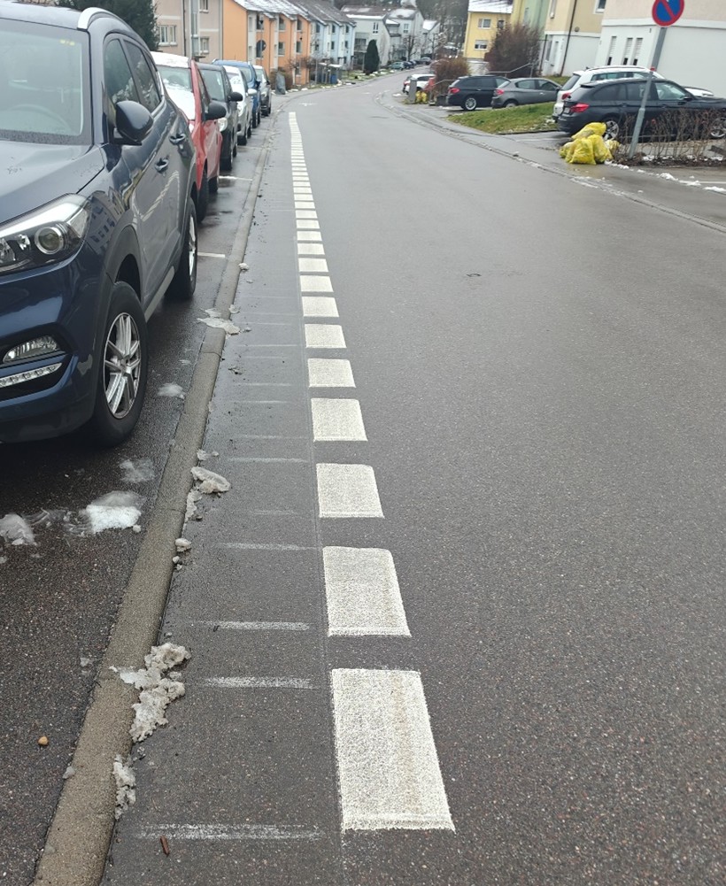 Oberkochen Jenaer Str., Markierung eines Sicherheitstrennstreifen zu parkenden Kfz